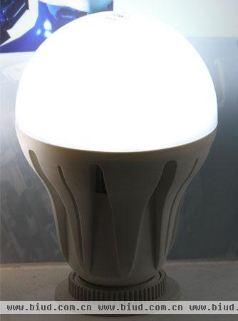 欧司朗的10瓦普通球泡LED单灯，亮度可以100瓦的白炽灯