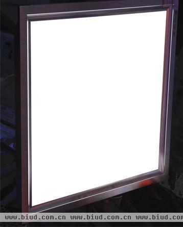 银雨照明LED平板灯厚度仅1.5厘米，更加轻薄，亮度和均匀度上佳