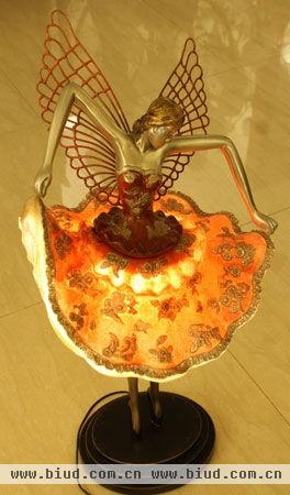 丽都欧式馆的天使女孩台灯，如同精美的艺术品