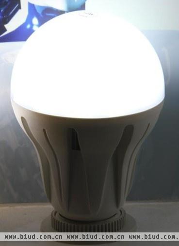 欧司朗的10瓦普通球泡LED单灯，亮度可以100瓦的白炽灯。