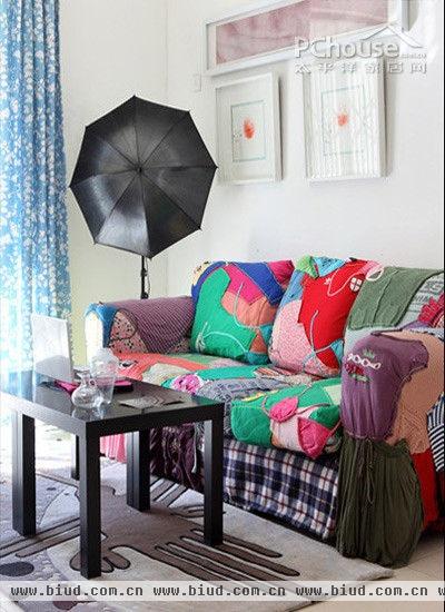 彩色布艺搭配法 让客厅氛围活泼起来