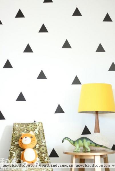 客厅纯白墙面玩手绘 原来如此简单！