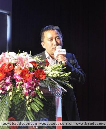 慧聪热泵太阳能行业副总经理王浩松做产业汇报 