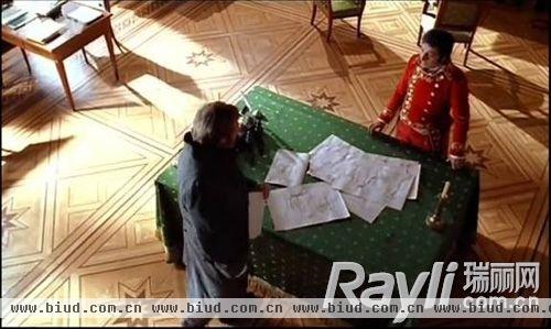 法国电影《拿破仑》中拿破仑在铺设米兰拼花地板的杜伊勒里宫中处理国务