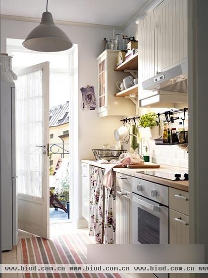 打造干净整洁的白色厨房 橱柜收纳杂物避免混乱1