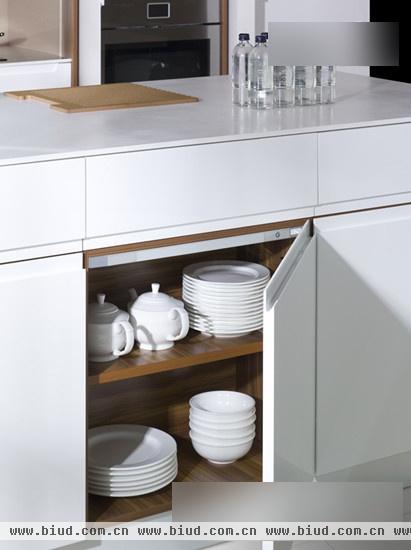 打造干净整洁的白色厨房 橱柜收纳杂物避免混乱3
