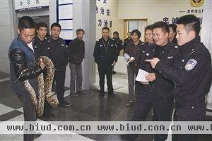 两米多长的大蟒蛇引来派出所民警 通讯员 供图