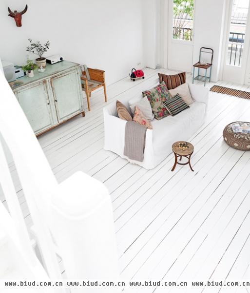 西雅图的收藏达人 清新公寓配白色硬木地板