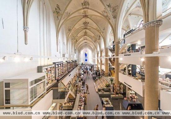 15世纪荷兰教堂变身豪华书店