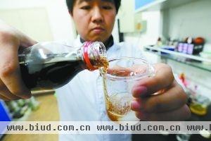在北京化工大学的实验室里，研究人员将碳酸饮料倒入厕垢的主要成分磷酸钙中。实验结果表明，碳酸饮料中含有的磷酸可将磷酸钙溶解。