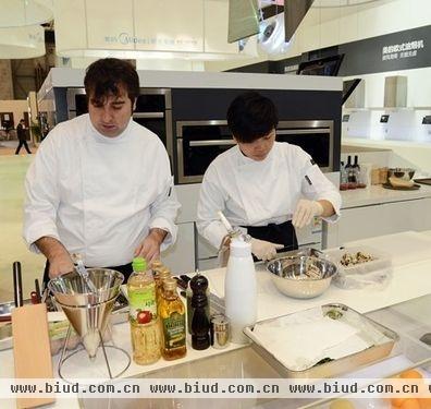 美的厨电携价值10万元套系产品亮相2013国际厨卫展