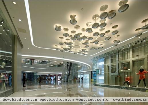 图5：武汉汉街万达广场购物中心室内天花设计