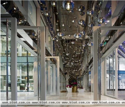 图6：武汉汉街万达广场购物中心室内天花设计
