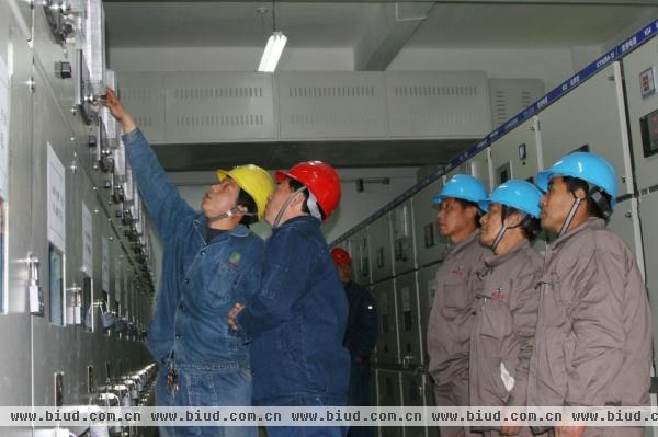 安阳县电业管理i公司工作人员配合企业客户开展设备巡查