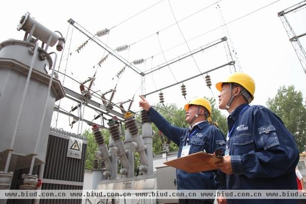 安阳县电业管理公司运行人员对设备进行巡视