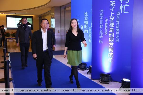 红星美凯龙集团副总裁詹慧川和知名出版人路金波步入蓝毯