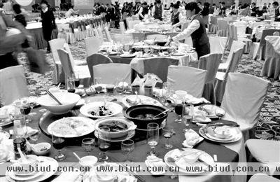 今年1月20日，一国企在广州一家五星级酒店摆了70桌。临近年底，在中央“严抓四风”背景下，北京国企机关年会大幅缩减。新华社记者 陈晔华 摄