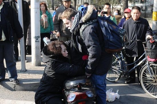 北京街头外国小伙扶摔倒中年女子 遭索赔1800元衣服被撕烂