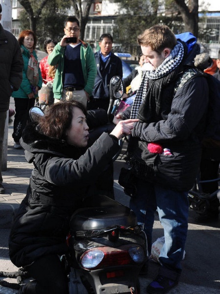 北京街头外国小伙扶摔倒中年女子 遭索赔1800元衣服被撕烂