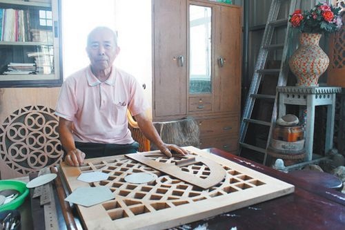 台湾8旬老翁用废料雕刻窗花颇负盛名（图）