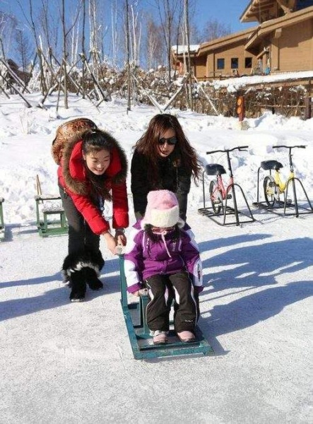 赵薇携女儿长白山滑雪 小四月包裹严实酷似赵薇