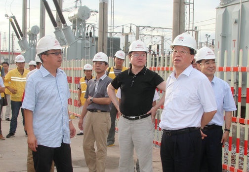 集团董事长、党委书记王汉林(右一)视察钦州东牵引变电所