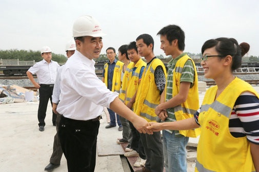 集团总经理郑斌(左一)视察钦州北站并看望一线职工