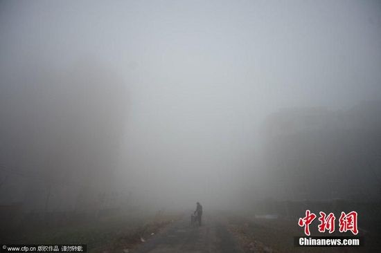浙江遭遇雾霾天气 大楼“十面霾伏”若隐若现（多图）