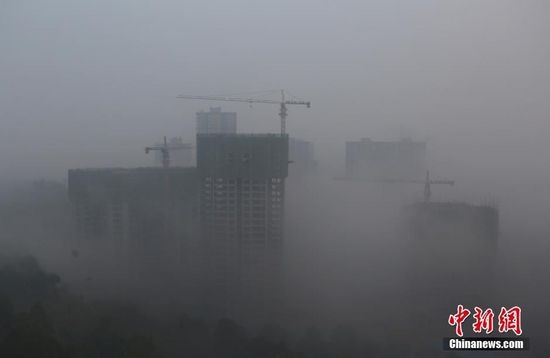 浙江遭遇雾霾天气 大楼“十面霾伏”若隐若现（多图）
