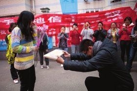 大学男生跪搓衣板表白：犯错了怎么惩罚都行（图）