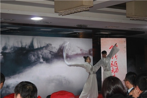 庆典在气势磅礴的中国水墨舞中开始