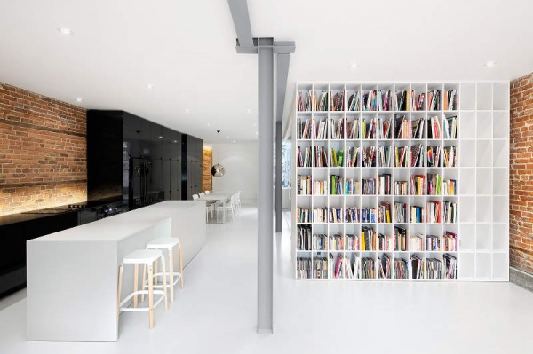 加拿大极简黑白搭配住宅 书房客厅功能区结合