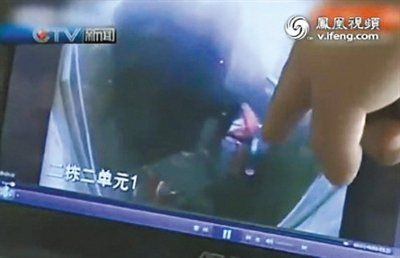 警方：“摔打男童”女孩抱其至阳台逗玩致坠楼