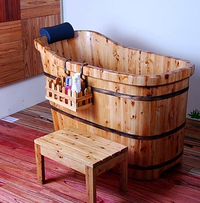 选择自然的放松选购实木的浴缸