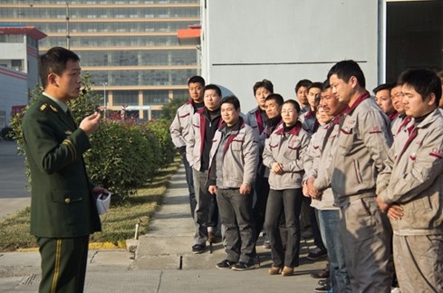 滁州经济开发区消防大队张指导员为员工们作消防知识讲解