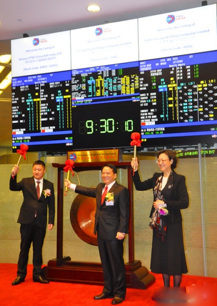 广东东鹏控股股份有限公司董事长何新明参加敲锣仪式，宣告东鹏控股上市。
