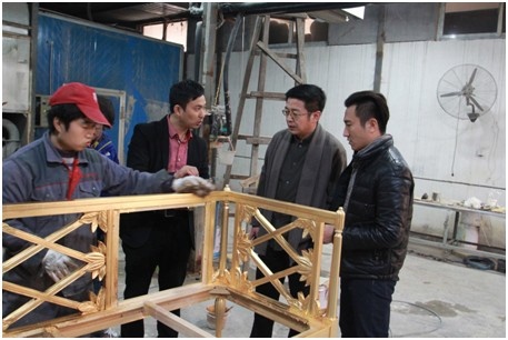 北京居艺时代装饰设计有限公司总经理杨永科（右3）为会员做生产工艺介绍