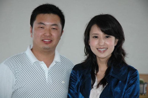 方琼老公是她原河北电视台的同事与上级,名叫杨阳,年长方琼20岁,他
