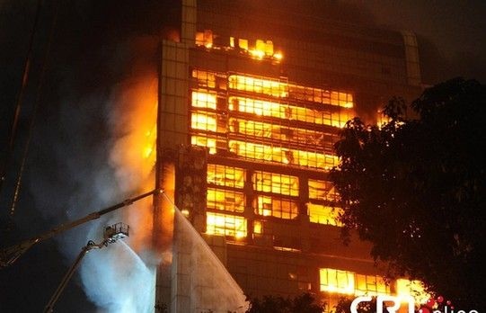 广东一栋20多层大楼突发大火 几乎被烧通透(组图)