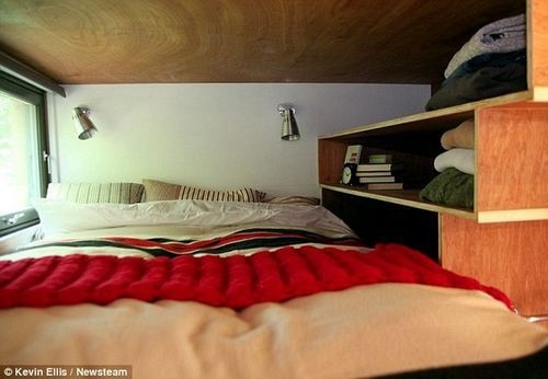 卧室内有双人床，完全可让两口人睡得舒舒服服。