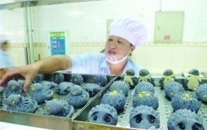 记者了解到，动物馒头来自位于哈尔滨的东北农业大学，学校几个食堂中，仅有一家有售，学生经常排队购买。