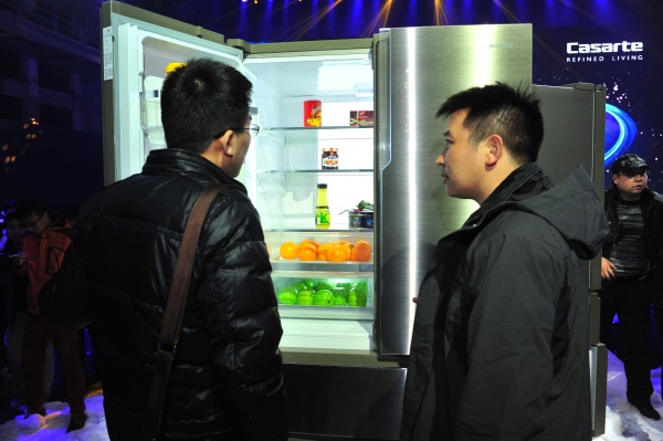 　　　　　　　　　　　　　图一：朗度粉丝现场体验全球首台主动交互式冰箱