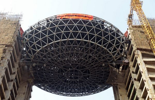 武汉建成最大空中“鸟巢” 重1500吨架在两楼之间