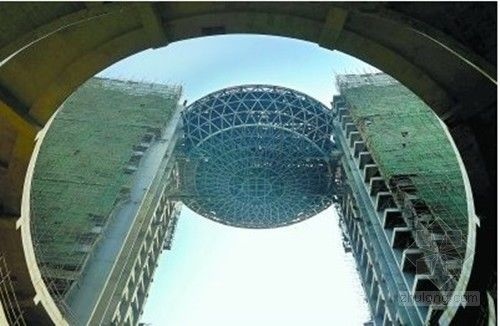 武汉建成最大空中“鸟巢” 重1500吨架在两楼之间
