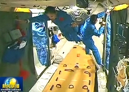 航天员对天宫一号目标飞行器更换内装饰地板
