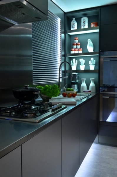 怪异的嵌入式餐厅照明与现代简式厨房的融合