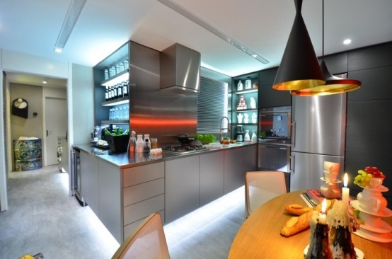 怪异的嵌入式餐厅照明与现代简式厨房的融合