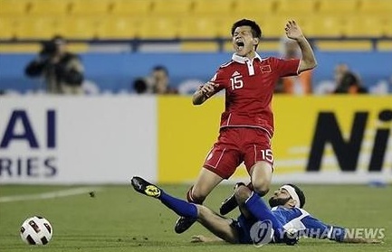 韩媒辱中国足球表扬韩足 韩媒言论过激遭炮轰【图解】