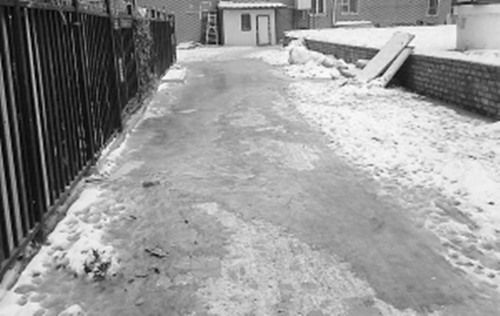 冬季装修弄破供水管道 路面瞬间凝成冰场