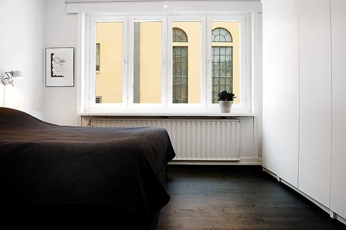 黑色地板衬托爽朗氛围 47平软装个性公寓(图)